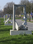 907442 Afbeelding van een reeks van drie betonnen 'venstersculpturen' gemaakt door Ruud Kuijer in de middenberm van de ...